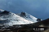 东达山位于西藏左贡县境内，垭口海拔标高5008米（实际海拔5130米），为川藏线上第一高垭口。垭口常年积雪，夏季草坪青绿，牦牛成群，风光极为美丽。（图片来源：凤凰网华人佛教  摄影：湘江岸边）