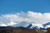 希夏邦马峰海拔8012米，在世界14座8000米级高峰中排名第14位。是唯一一座完全在中国境内的8000山峰。它坐落在喜马拉雅山脉中段，地处东经85.7°，北纬28.3°，东南方距珠穆朗玛峰约120公里，是一座完全在我国西藏（聂拉木县）境内8000米以上的高峰，也是喜马拉雅山脉著名的高峰之一。（图片来源：凤凰网华人佛教  摄影：湘江岸边）