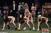 墨西哥城，东西部联盟的两支内衣橄榄球队上演了一场热辣的练习赛，为周六举行的表演赛做准备。美国女子内衣橄榄球联盟由10支球队组成，球队选拔队员时不求最壮只求最靓，球员清一色的性感美女，每场比赛都引来大批球迷到场观战。
