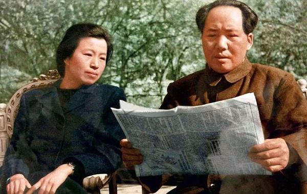 毛澤東與江青同讀一張報紙。