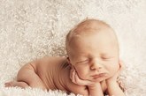 美国费城摄影师Dan Cueller拍摄了一组新生儿极其可爱的睡姿照片。熟睡的婴儿非常自然地拍着各种姿势，实在让人疼爱。摄影师说：“新生儿天生就很可爱，他们这么小不会做很多动作。你不能让新生儿做什么，因此当他们熟睡时，拍摄起来更容易，效果最好。”
