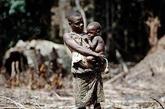 俾格米人是中非地区最早的居民，是史前桑加文明的继承人。今天在刚果、中非共和国、布隆迪、卢旺达、乌干达等国的密林中都有分布。成年俾格米人一般身高1.2米到1.3米，最高不超过1.4米，体重不超过50公斤。他们身材矮小，头大腿短，鼻子扁平，长得精瘦，人人都腆着大肚子，肚脐眼凸起鸡蛋大小的肉疙瘩，肤色比其他黑人略浅，呈浅棕色，头发也没有别的黑人那么卷曲，因此深受歧视。直到今天，当刚果人嘲笑一个人笨的时候，仍称他为“曼布提”(斯瓦西里语，俾格米人的意思)。 
