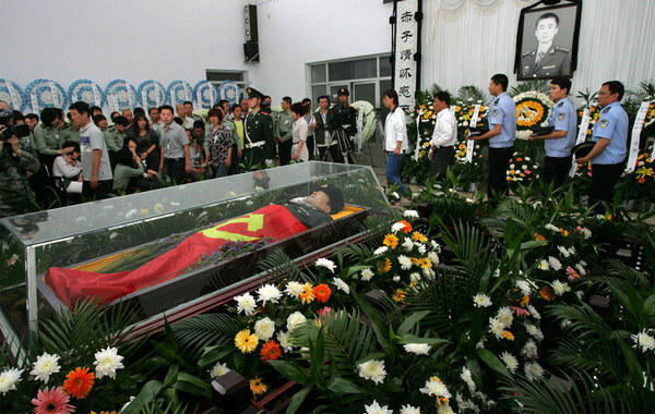 2012年5月17日,众多社会各界人士在山东青州市殡仪馆悼念沈星烈士.
