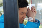 冯绍峰身着蓝色西装手戴香奈儿J12系列白色陶瓷腕表宣传电影。