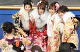 【日本1200名少女身着和服参加成人礼】2012年1月9日，日本东京迪斯尼乐园，大约1200名日本少女身着传统和服参加成人礼庆典。

