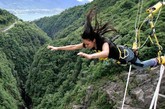 【瑞士成人礼大坝蹦极跳】蹦极跳如今如此普及，因此它没什么可值得吹牛的。不过如果成人礼是参加瑞士Verzasca大坝的蹦极跳就另当别论了。大坝高219米，是世界最高的蹦极跳场所。

