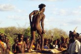 【非洲哈莫部落成人礼少年裸体跳牛】在埃塞俄比亚的Hamar部落，12-15岁的少年要参加跳牛仪式来证明自己成年。他们几乎赤身裸体，全身只是象征性地缠上几根绳索，在众目睽睽之下从牛身上跳跃四次。如果没跳过去，就不可以结婚，而且还可能被激怒的牛踩上一脚。

