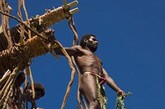 【成年男子维多利亚瀑布体验成人礼】在9-12月份的旱季，成年男子可以在赞比亚和津巴布韦交界处的世界最大瀑布——维多利亚瀑布体验成人礼。（图片来源：环球网）