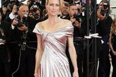 2009年5月13日，Robin Wright Penn参加戛纳红毯的银色礼服出自Elie Saab。