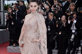 中国演员范冰冰手携Salvatore Ferragamo施华洛世奇水晶镶嵌双面银色金属拼接银灰色麂皮手拿包出席电影《锈与骨》在法国戛纳的首映礼。