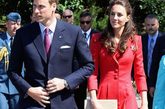 Kate穿着一件红色Catherine Walker的连衣裙和最爱的那双LK Bennett裸色高跟鞋结束她与丈夫的加拿大之行。 

