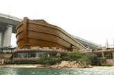 据英国《每日邮报》报道，2009年建成的香港“诺亚方舟主题公园”将《圣经》中的诺亚方舟变成现实，深受游客的喜爱。