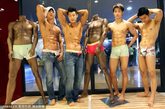 当地时间2012年5月23日，韩国首尔，Levis时装展上，真人模特和假模特PK性感，展示完美身材。