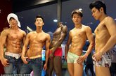 当地时间2012年5月23日，韩国首尔，Levis时装展上，真人模特和假模特PK性感，展示完美身材。