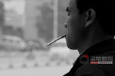 11月3日下午5点，肖桂林无奈的在街边抽起烟来。整日整夜的寻找，让这个男人身心疲惫。