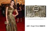 杰西卡·阿尔芭(Jessica Alba) 携罗杰·维威耶(Roger Vivier) Pilgrim Paillettes Coeur手拿包，与金色礼物相得益彰。