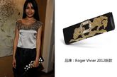 芙蕾达·平托(Freida Pinto)手拿罗杰·维威耶 (Roger Vivier)手包，与衣服、鞋子很好搭配。