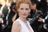 今年，杰西卡-查斯坦（Jessica Chastain）出席第65届戛纳电影节（the 65th Annual Cannes Film Festival ）开幕式时，身穿Alexander McQueen淡粉色 U型领低胸礼裙。和去年相比更显典雅。