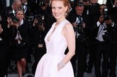 今年，杰西卡-查斯坦（Jessica Chastain）出席第65届戛纳电影节（the 65th Annual Cannes Film Festival ）开幕式时，身穿Alexander McQueen淡粉色 U型领低胸礼裙。和去年相比更显典雅。