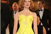 2011年5月16日，杰西卡·查斯坦茵(Jessica Chastain)出席第64届戛纳电影节的电影《生命之树》(The Tree Of Life）首映。她身上穿着Zac Posen 明黄色高级定制抹胸压花褶渐层长裙，明亮动人。