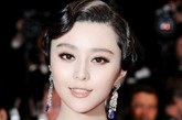 5月13日，电影《青少年警队》首映会上，范冰冰身穿Elie Saab 2009秋冬高级定制礼服现身，宛如40年代的好莱坞名伶。 