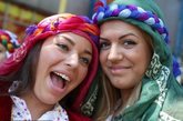 当地时间2012年5月27日，德国柏林，柏林文化狂欢节盛大开幕，各式夸张装扮走上街头。美女更是大秀美臀搏出位。 
