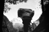 48岁的Somlai tamang是珠峰南坡尼泊尔众多挑夫中的一员。没有登山鞋，没有冲峰衣，甚至没有一双袜子，Somlai tamang头顶着100多斤的货物，冒着生命危险，徒步在尼泊尔北部高山区域索鲁孔布县Solukhumbu海拔3000多米以上的雪山中，为国际登山者征服珠峰提供了服装、氧气、各类食物等必需物质。

