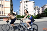 5月27日，一群来自上海自行车骑行社团的年轻人在街头发起“裸骑”行动，旨在向人们倡导环保、低碳出行的理念。