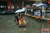 5月29日，武汉，持续一整天的降雨导致市区多处渍水，给交通出行带来一定影响，水务局工作人员虽做好准备，紧急出动疏导排渍，但部分区域由于市政施工等影响导致排水系统堵塞，造成道路被淹。