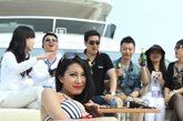 第十届中国国际航海博览会暨中国（青岛）国际船艇展览会在青岛奥帆中心举行。游艇美女模特们为身着亮丽的比基尼，为整个活动增添了时尚的感觉。    