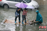 5月29日，武汉，持续一整天的降雨导致市区多处渍水，给交通出行带来一定影响，水务局工作人员虽做好准备，紧急出动疏导排渍，但部分区域由于市政施工等影响导致排水系统堵塞，造成道路被淹。