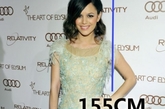 蕾切尔·比尔森（Rachel Bilson）；身高：155cm；生日：1981年8月25日；杀手锏单品：色彩单品、墨镜、小西装。当年凭借《橘子郡男孩》成为好莱坞备受关注的新生代女演员，拥有独特着装品位的她，虽然身高只有155CM，但比例却相当完美。色彩感的单品其实最适合个子娇小的女生，不仅显得青春活泼，气场醒目也是关键。利用色彩的单品将比例塑造完美。蕾切尔·比尔森还喜爱制造神秘感，帅气墨镜是她的街拍必备，现在她可是青少年中的超级偶像哦！
