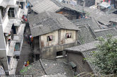 重庆闹市区的十八梯老街，一座最囧的古居格外醒目。