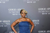 Armanni这次在北京的活动请来R&B天后玛丽-J-布莱姬(Mary J. Blige)助阵，深蓝色礼服与黑色的健康肤色映衬，如夜空般深邃。 
