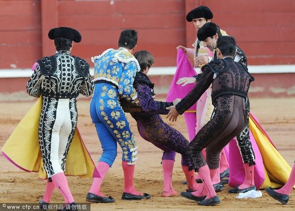 斗牛自信哥惨遭狂牛袭裆 负伤下场[高清]