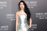2012年5月31日，北京，乔治-阿玛尼Giorgio Armani唯有今宵-北京时装秀盛大举行。众多明星助阵，也为这场盛事增添了不少光彩。范冰冰一身Armani高级定制礼服亮相，银色的面料金属感突出，充满未来风格，也让范爷的大气中透出不少女人味。