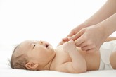 较重的婴儿也可能在生活中有心理上的优势，有较好的身体素质，因而有理由比其他孩子更快活。

