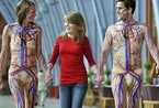 英国男女涂着动静脉图宣传献血