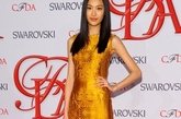 当地时间2012年6月4日，美国纽约，2012 CFDA时装设计师协会大奖,中国超模秦舒培金色连衣裙华丽亮相红毯。