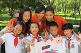 华姐为北京的小学生普及环保知识。 