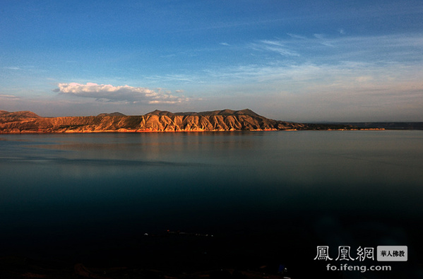 丝绸之路上的圣地 远眺炳灵寺石窟