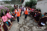 当地藏族小同学们夹道欢迎车队和华姐们的到来。