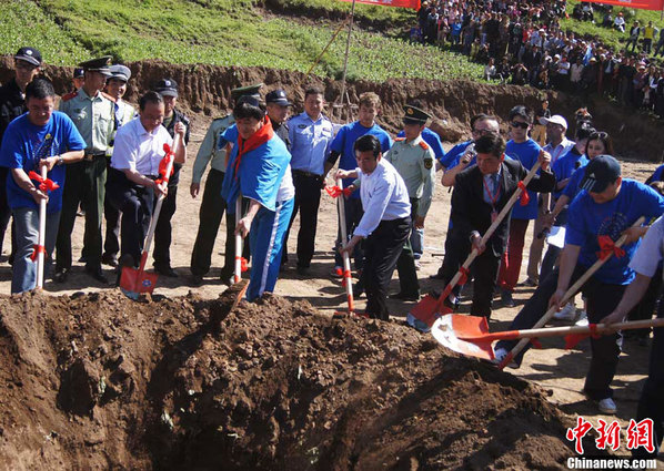 成龙为甘肃岷县雹洪灾区捐建新学校