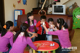 华姐还探访了当地的孤儿院，她们与这些可爱的孩子们很投缘。