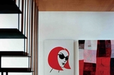 各个区域如日本便当盒一般精确地组装为一体，内部设计温暖而极富灵动性通往悬浮楼梯的阶梯同时也是餐桌的座椅和储藏柜。墙上挂着澳大利亚艺术家Lucy Barker的《你总是认得出老情人》和Mark Gerada的一幅抽象派油画。