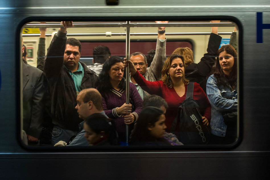 巴西圣保罗：地铁通勤人潮堪比“中国春运”