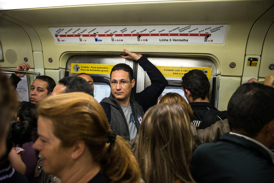 巴西圣保罗：地铁通勤人潮堪比“中国春运”