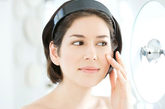 洗脸错误6：用热水洗脸能更彻底清洁肌肤

　　洗脸时水温的选择很重要，过热的水能彻底清除皮肤的保护膜，易使皮肤松弛，毛孔增大，导致皮肤粗糙，产生皱纹；另外，如果油分洗掉过多，也会加速皮肤的老化。而常用较低温度的水洗脸，又会使皮肤毛孔紧闭，无法洗净堆积于面部的皮脂、尘埃及残留物等污垢，不但不能达到美容的效果，反而容易引起痤疮之类的皮肤病，影响美容。正确的方法是用35℃的温水洁面，然后用冷水冲洗。