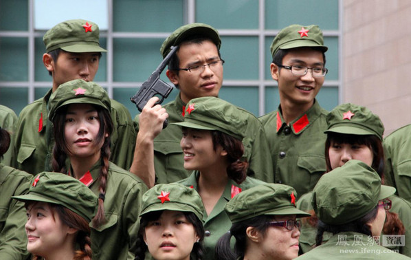 武汉大学生扮“红卫兵”、拿“红宝书”拍毕业照