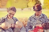 美国女兵身着军装哺乳照